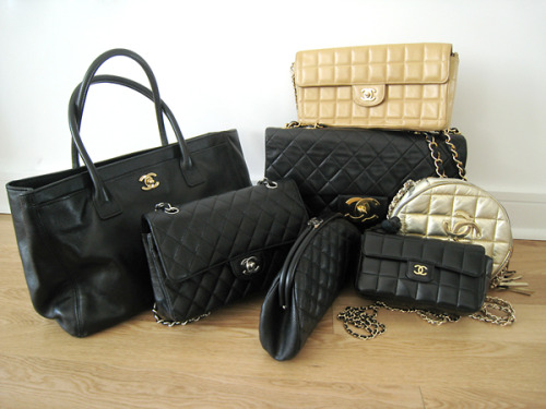 bohemeextreme:
j-squareddd:
THANK YOU FOR REBLOGGING, AUBREY. =D
I just had a Chanelgasm. OMGGGGGGG. I love the one on the far left.
I die.
all the essentials you need in life!
